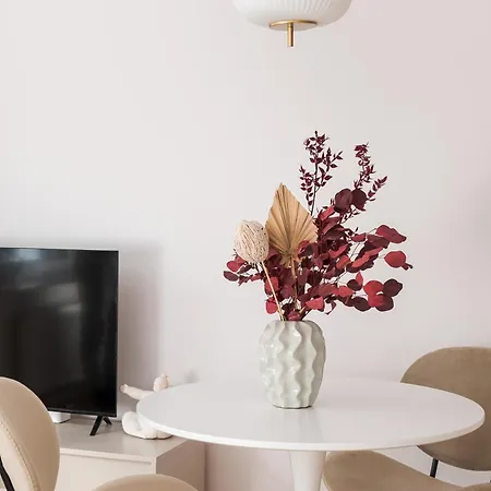 Krasinski Garden Superior By Bookinghost *